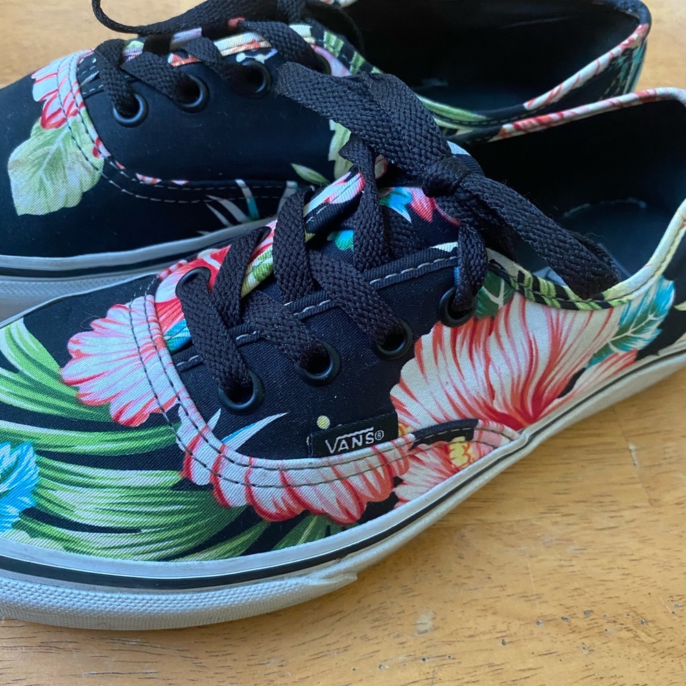 Floral lace up Van sneakers summer cool nice 7.5 Hawaiian vacay sun and fun